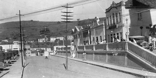 postes meio da rua decada 50